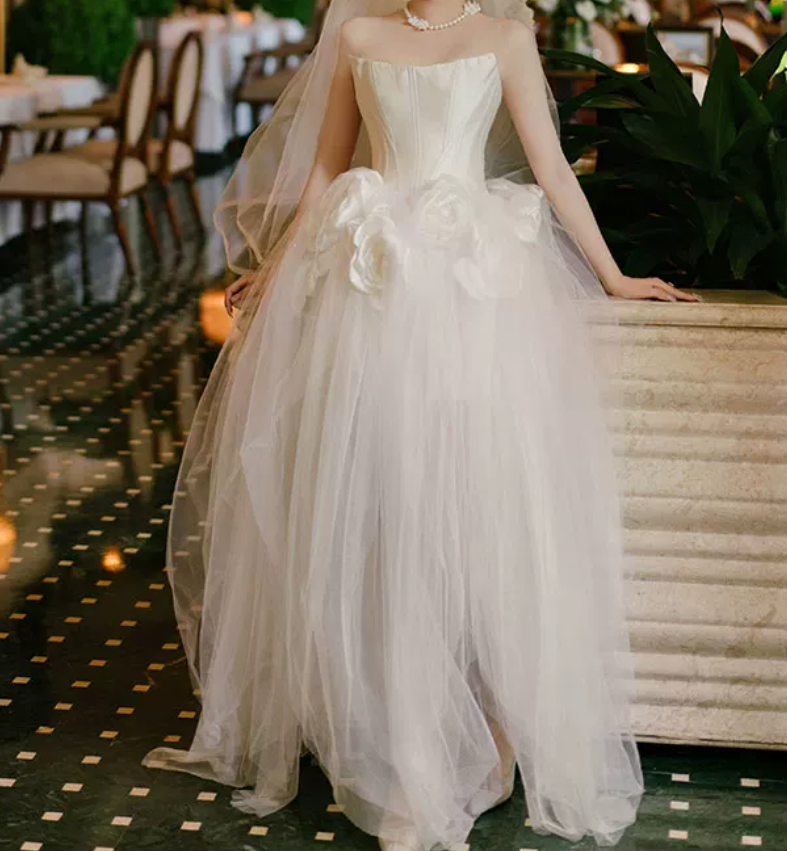 Enchanting Strapless Slit Wedding Dresses Handmade Flowers Tulle A-Line Bridal Dress C8897