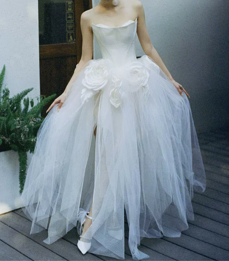 Enchanting Strapless Slit Wedding Dresses Handmade Flowers Tulle A-Line Bridal Dress C8897