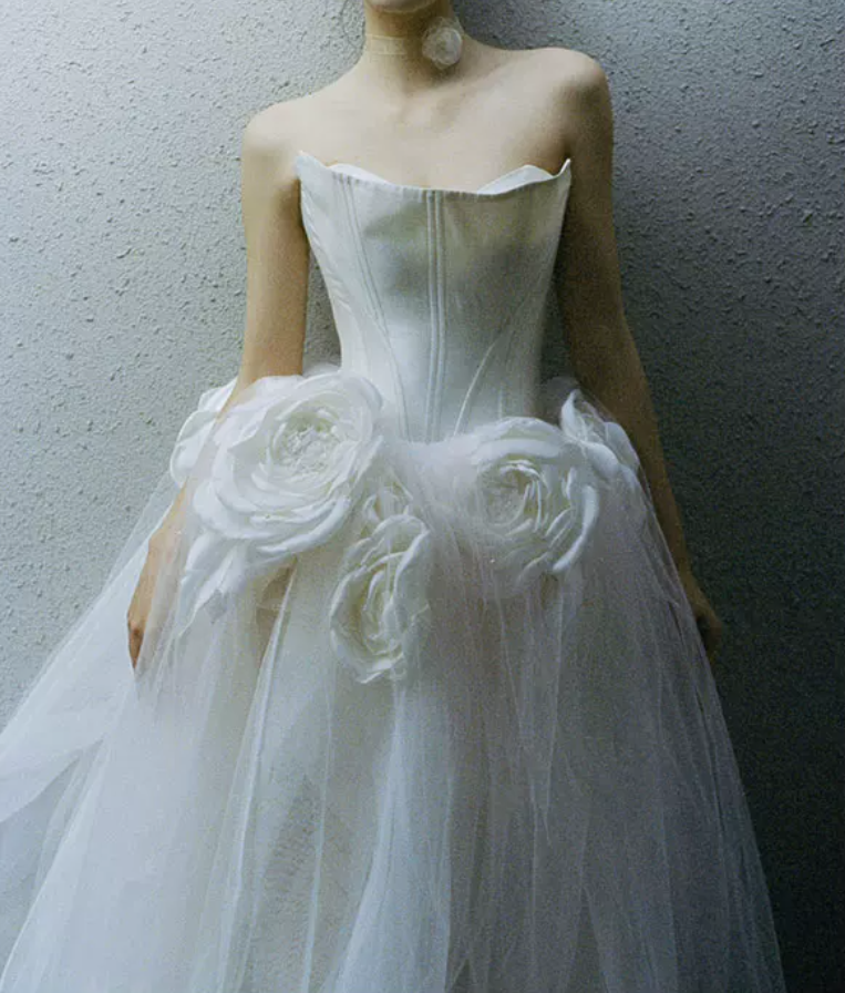 Enchanting Strapless Slit Wedding Dresses Handmade Flowers Tulle A-Line Bridal Dress C8897