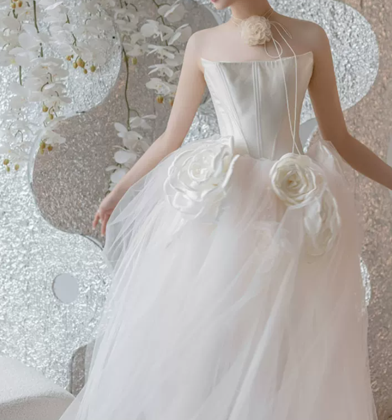 Enchanting Strapless Slit Wedding Dresses Handmade Flowers Tulle A-Line Bridal Dress C8897
