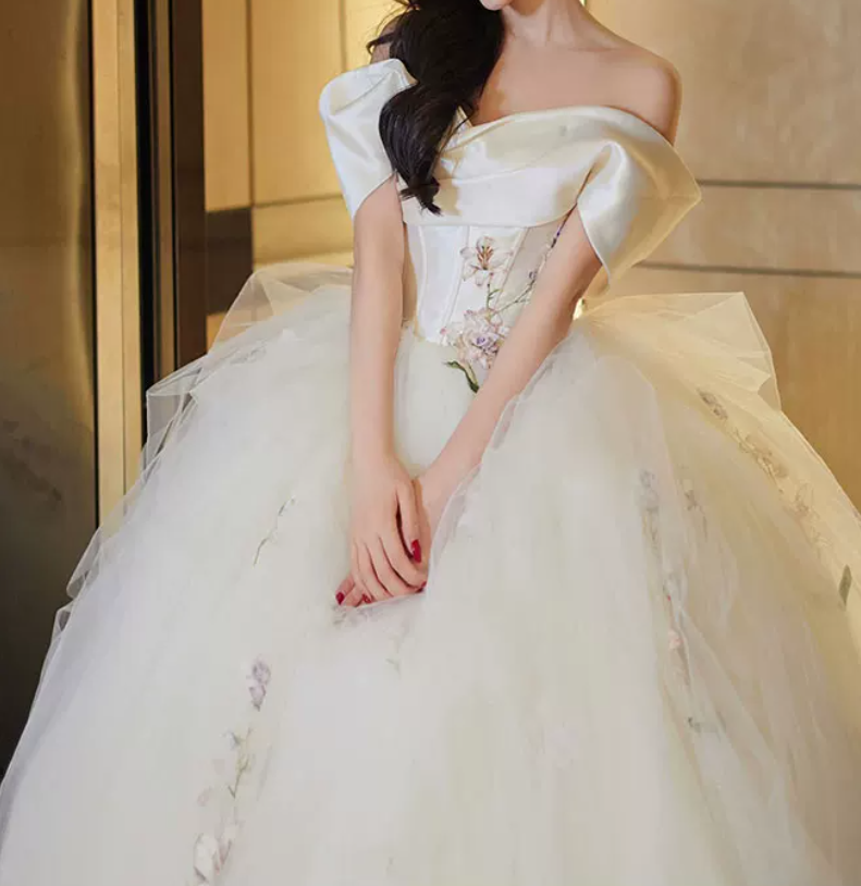 Graceful Off-Shoulder Floral Embroidered Wedding Dresses Tulle A-Line Bridal Dress C8916