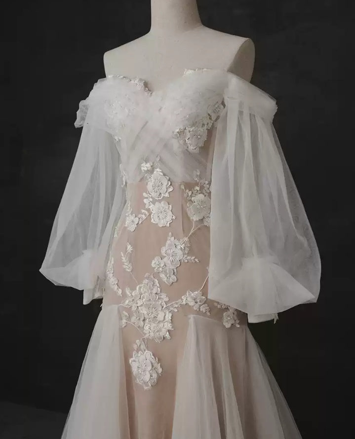 Chic Off-Shoulder Appliques Wedding Dresses Long Sleeve Tulle A-Line Bridal Dress C8999