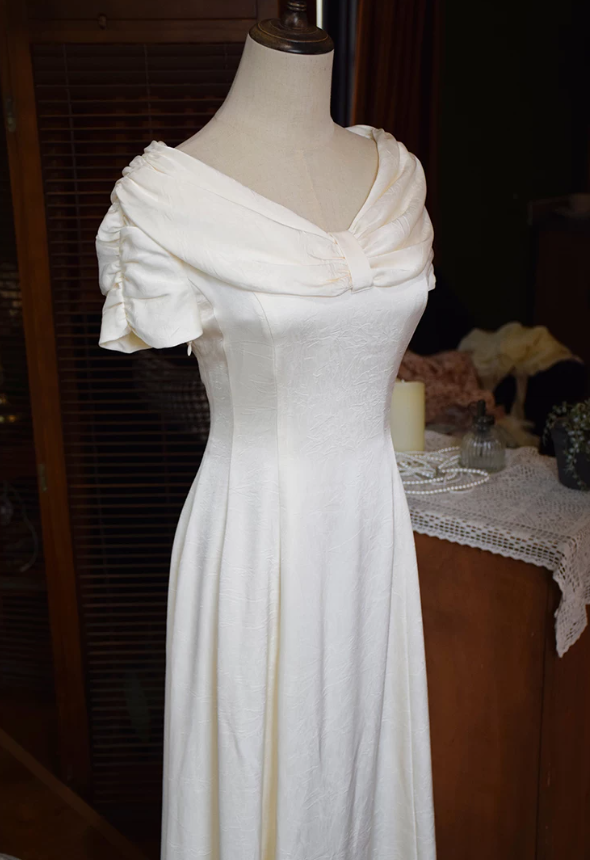 Chic Jewel Neck Wedding Dresses Short Sleeve Satin A-Line Bridal Dress C9199