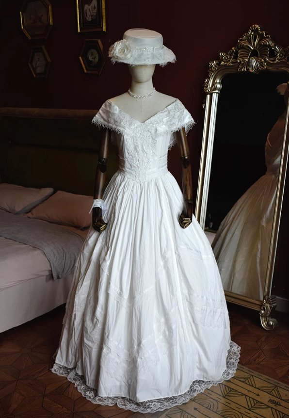 Ornate Off-Shoulder Wedding Dresses Lace A-Line Bridal Dress C9209