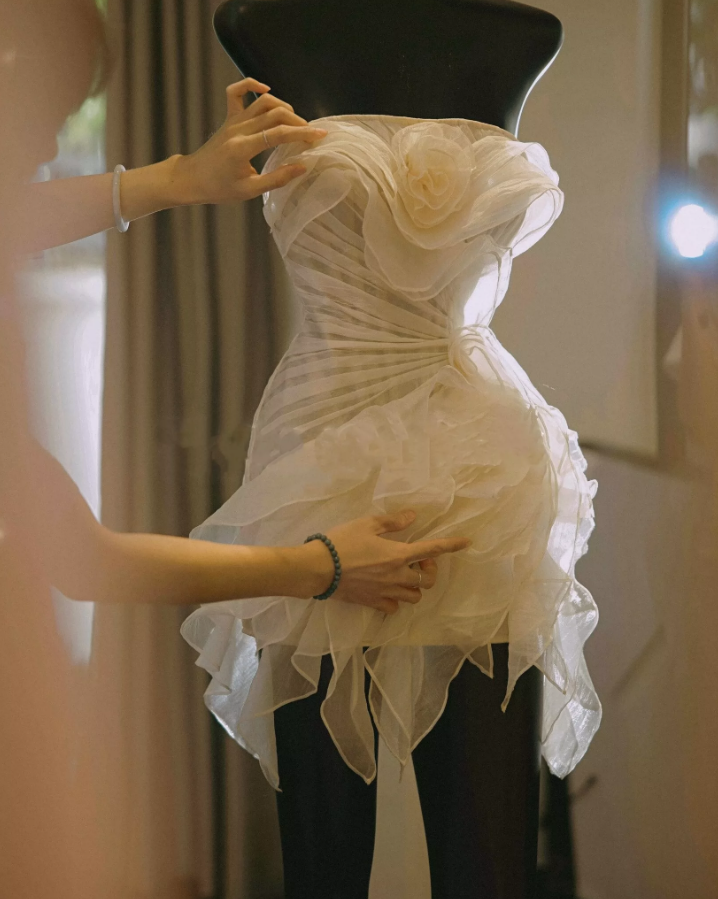Mini robe de soirée en satin, sans bretelles, sans manches, ligne a, simple, C899