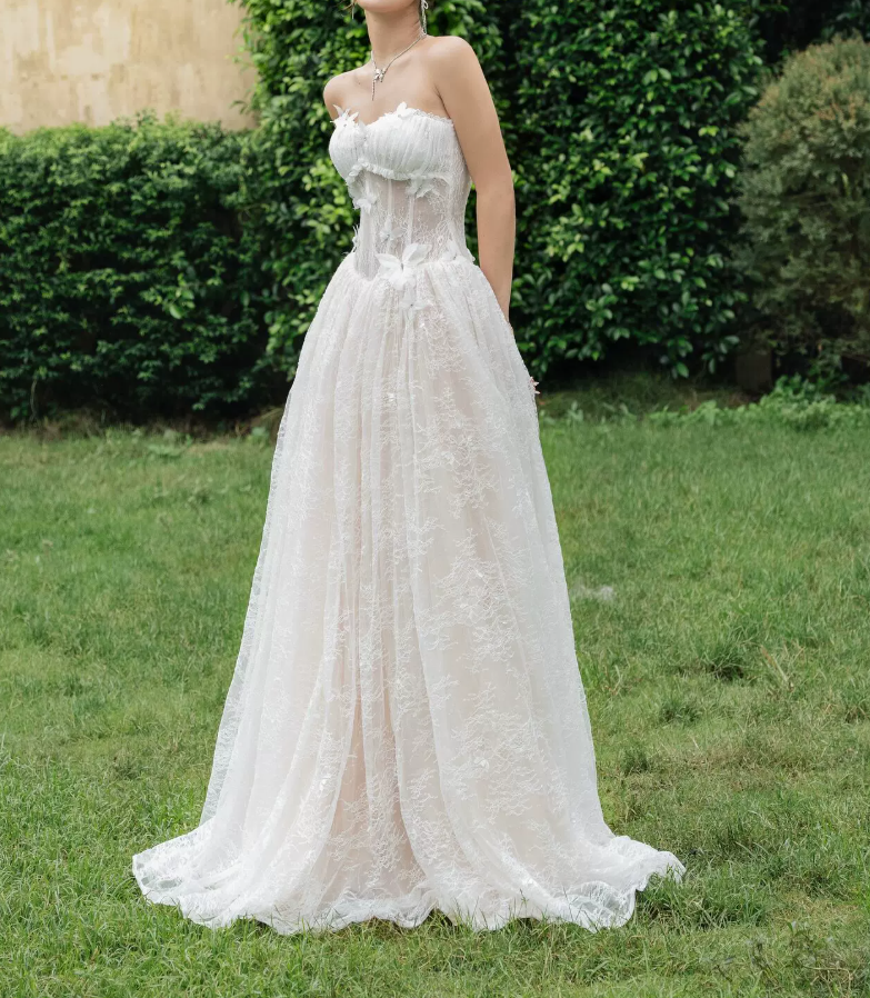 Romantic Strapless Wedding Dresses Appliques Lace A-Line Bridal Dress C9390