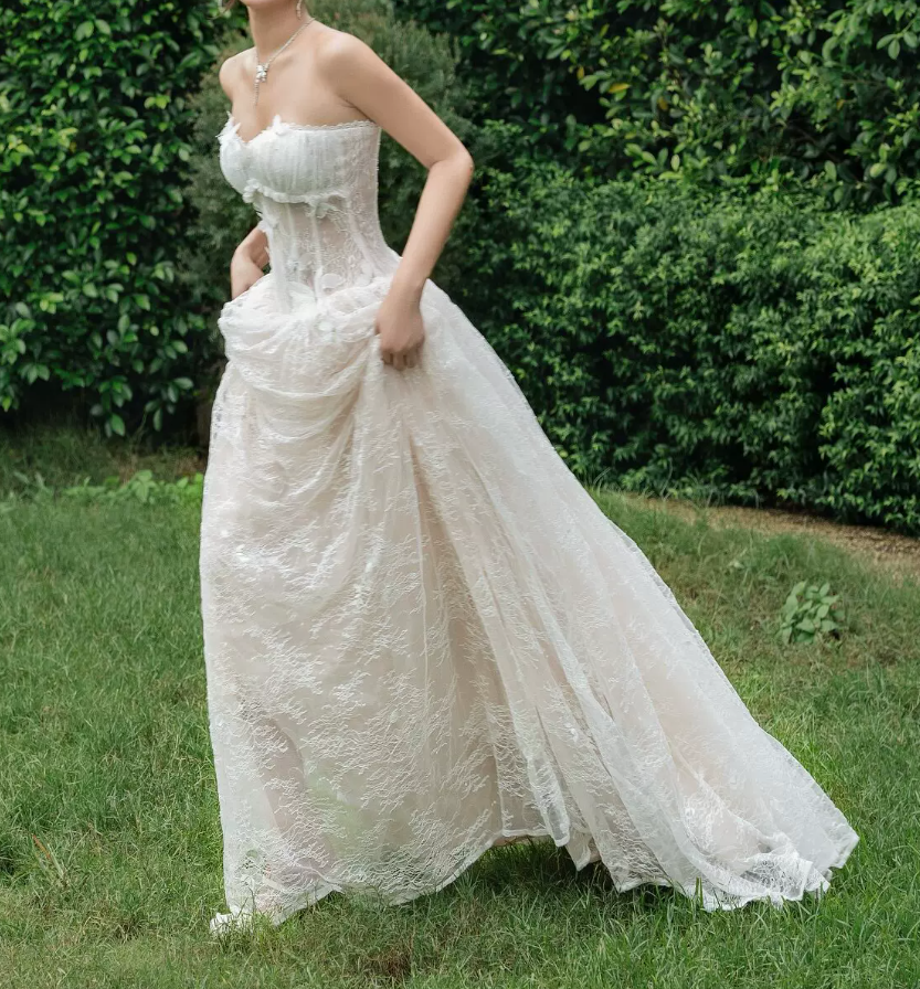 Romantic Strapless Wedding Dresses Appliques Lace A-Line Bridal Dress C9390