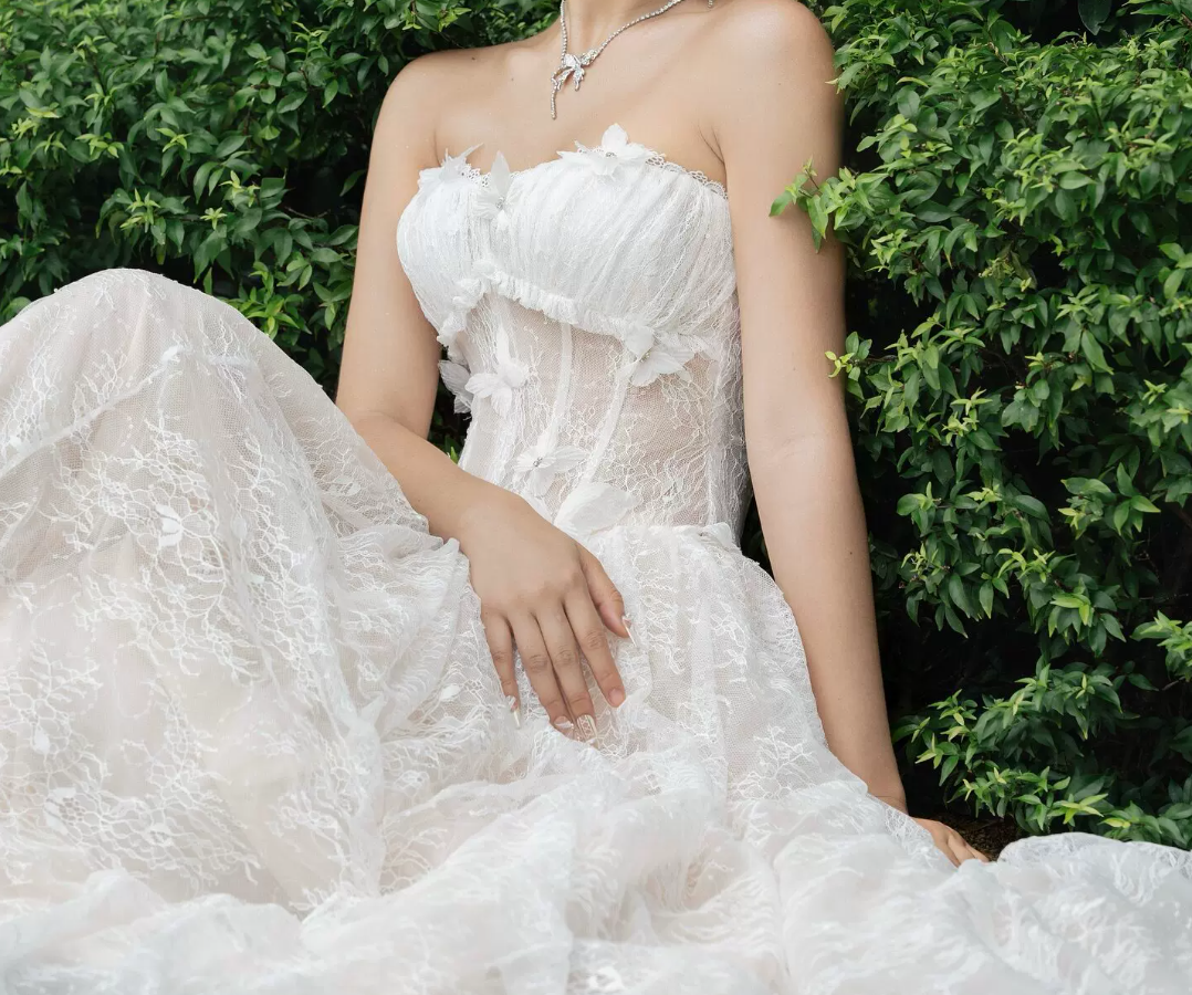 Romantic Strapless Wedding Dresses Appliques Lace A-Line Bridal Dress C9390