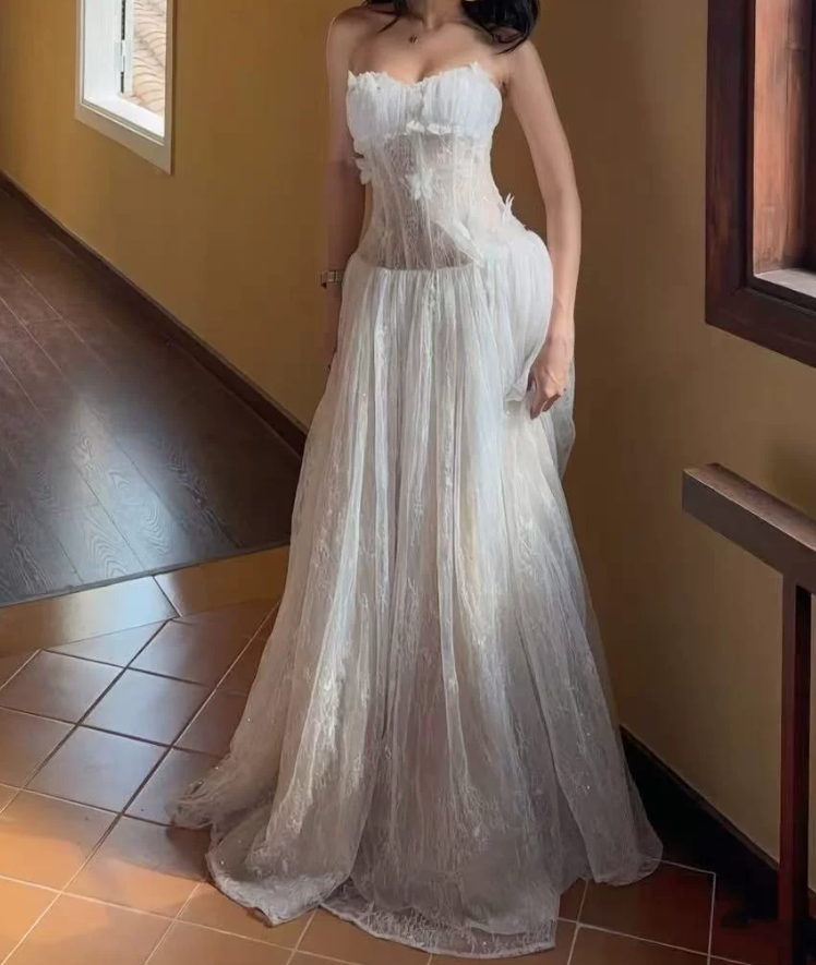 Romantic Strapless Wedding Dresses Appliques Lace A-Line Bridal Dress C9390
