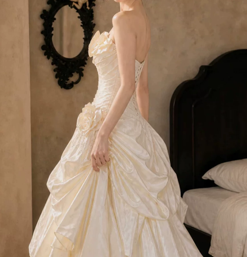 Romantic Sweetheart Appliques Wedding Dresses Lace Tiered A-Line Bridal Dress C9748