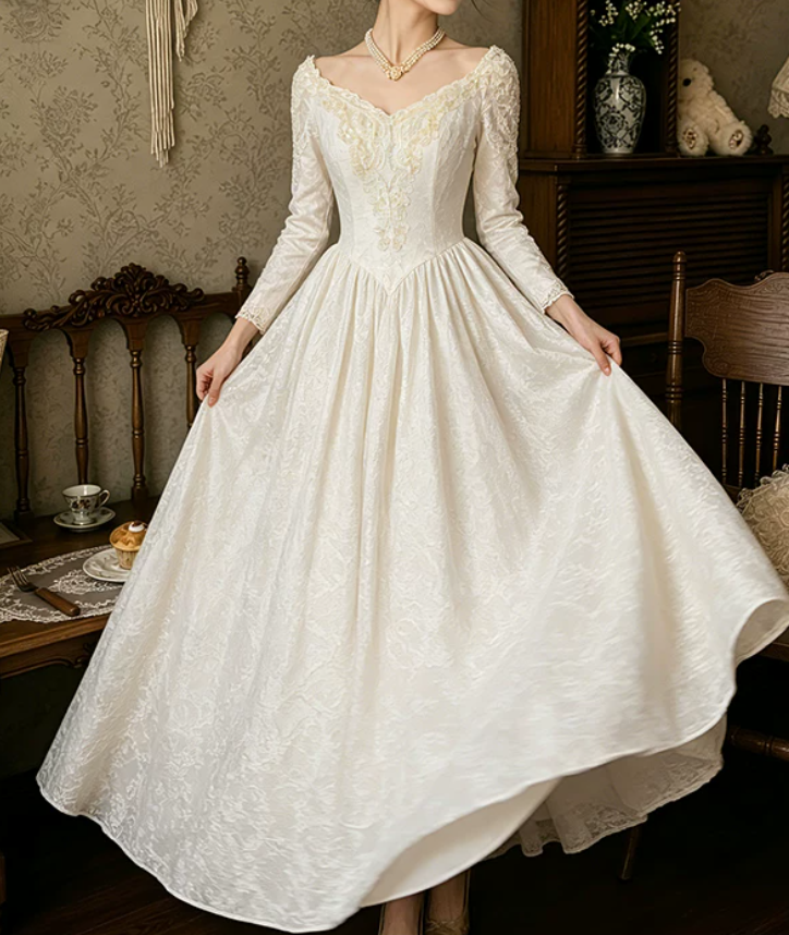 Fascinating V Neck Wedding Dresses Long Sleeve Appliques A-Line Bridal Dress C9784