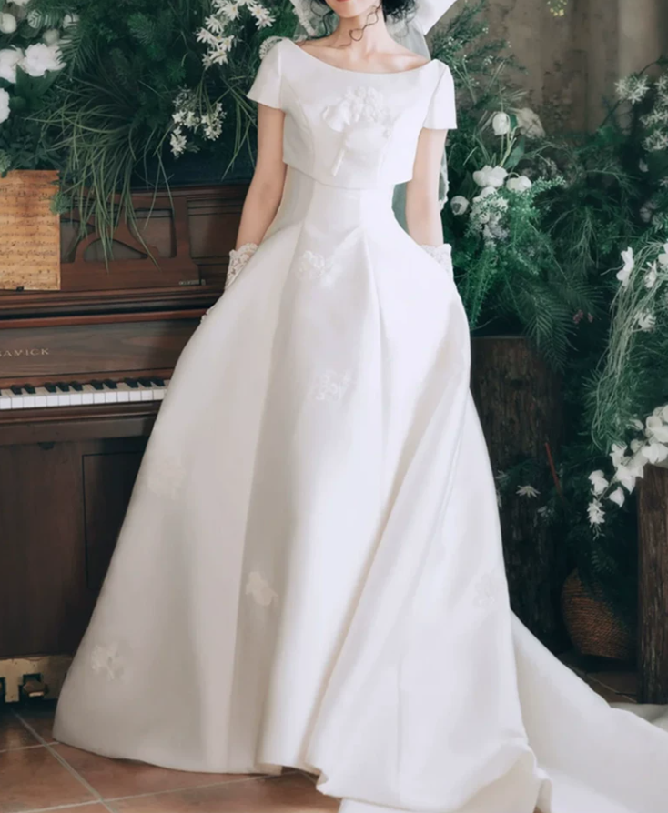 Vintage Boat Neck Appliques Wedding Dresses Satin Short Sleeve A-Line Bridal Dress C9800