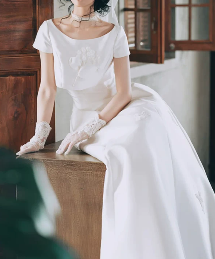 Vintage Boat Neck Appliques Wedding Dresses Satin Short Sleeve A-Line Bridal Dress C9800