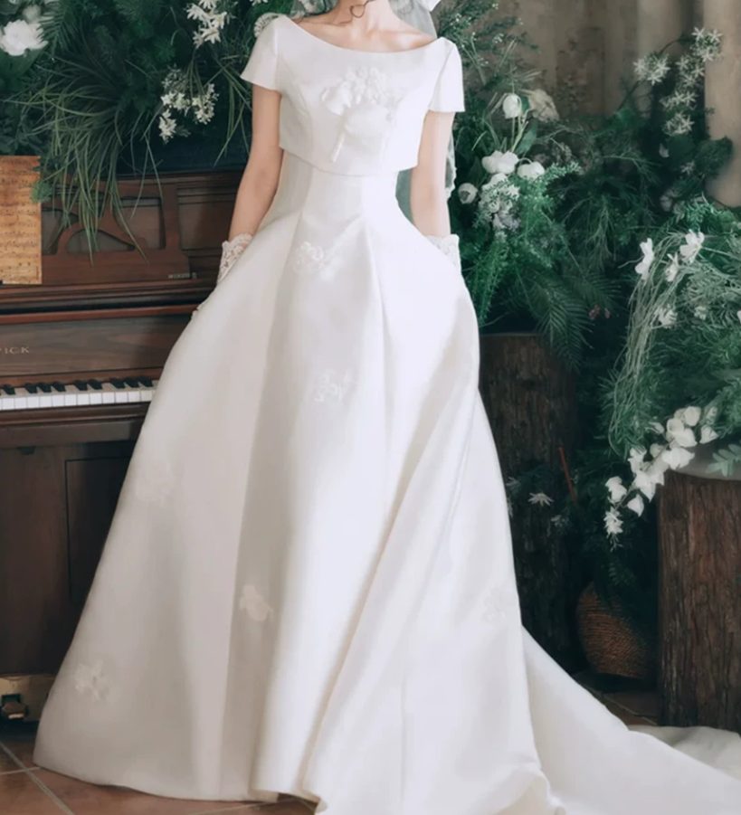 Vintage Boat Neck Appliques Wedding Dresses Satin Short Sleeve A-Line Bridal Dress C9800