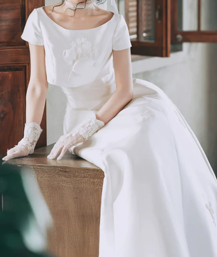Vintage Boat Neck Appliques Wedding Dresses Satin Short Sleeve A-Line Bridal Dress C9800