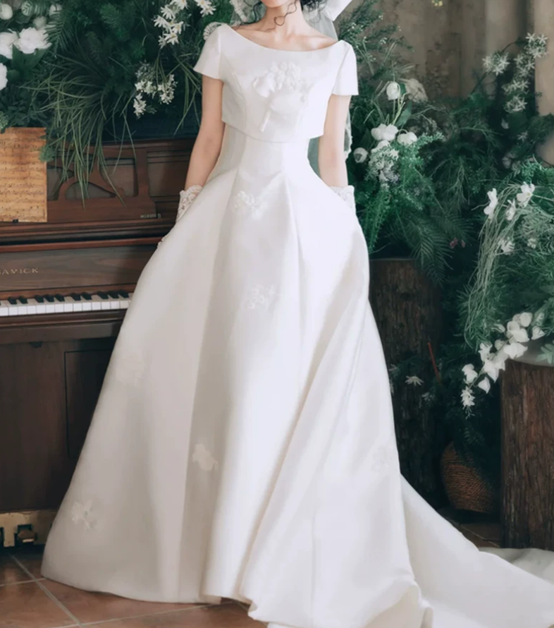 Vintage Boat Neck Appliques Wedding Dresses Satin Short Sleeve A-Line Bridal Dress C9800