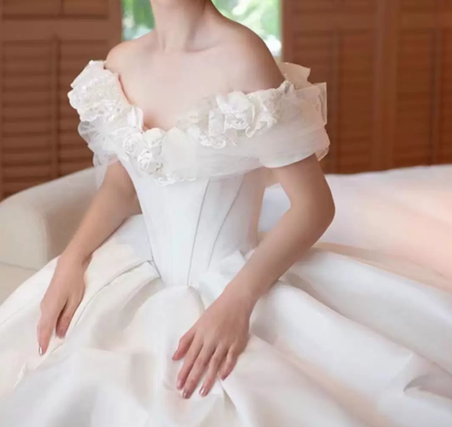 Superbe robe de mariée sirène bustier en satin et tulle, longue et en dentelle, C4563