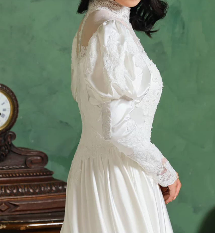 Classical High Collar Appliques Wedding Dresses Satin Long Sleeve A-Line Bridal Dress C9878
