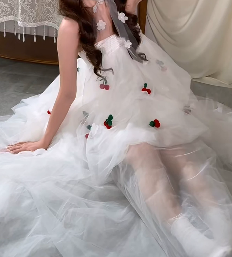 Adorable Strapless Wedding Dresses Tulle Appliques A-Line Bridal Dress C9995