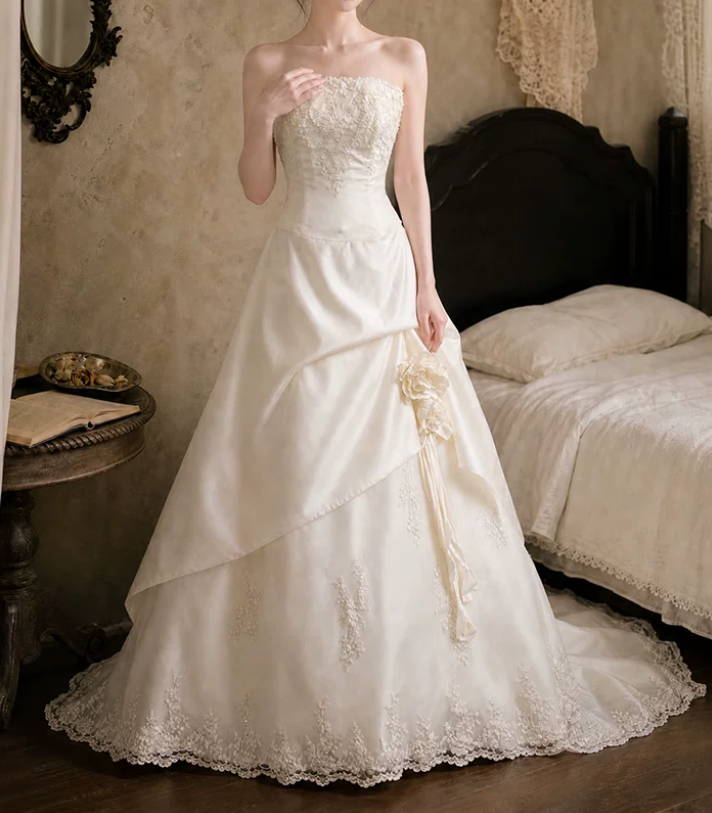 Alluring Strapless Wedding Dresses Appliques Sequins A-Line Bridal Dress D0103