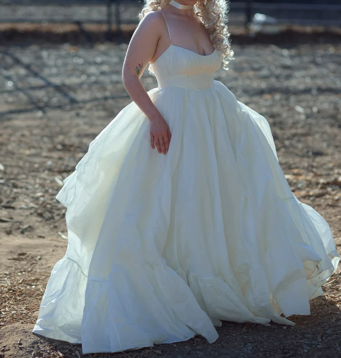 Alluring Spaghetti Strap Wedding Dresses White Ruffles A-Line Bridal Dress D0691
