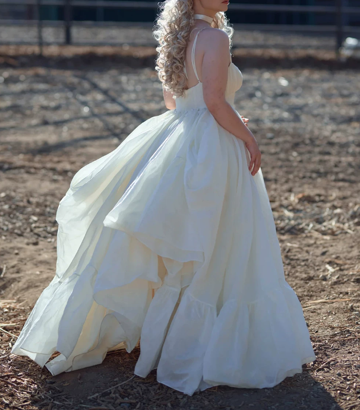 Alluring Spaghetti Strap Wedding Dresses White Ruffles A-Line Bridal Dress D0691