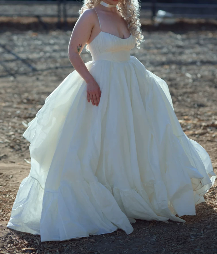 Alluring Spaghetti Strap Wedding Dresses White Ruffles A-Line Bridal Dress D0691
