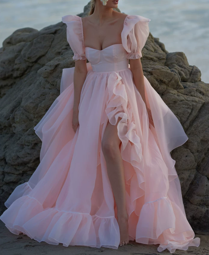 Jolie robe de bal rose à encolure carrée, volants, manches courtes, fente et coupe trapèze D0724