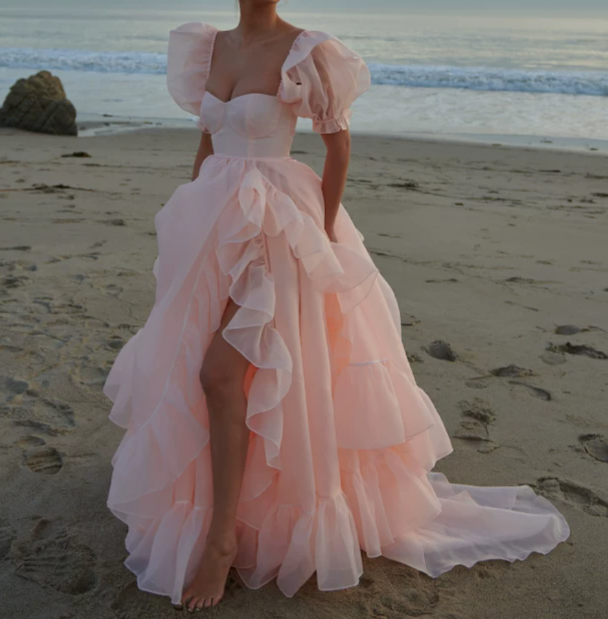 Jolie robe de bal rose à encolure carrée, volants, manches courtes, fente et coupe trapèze D0724