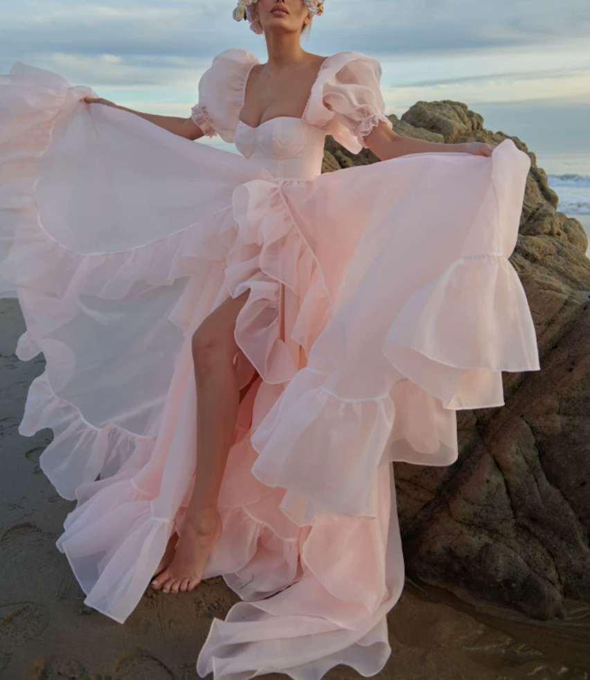 Jolie robe de bal rose à encolure carrée, volants, manches courtes, fente et coupe trapèze D0724