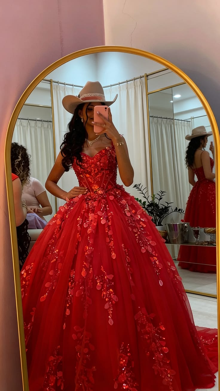 Fascinating Spaghetti Straps Ball Gown Appliques Quinceanera Dresses Tulle Sweet 16 Dresses D0765