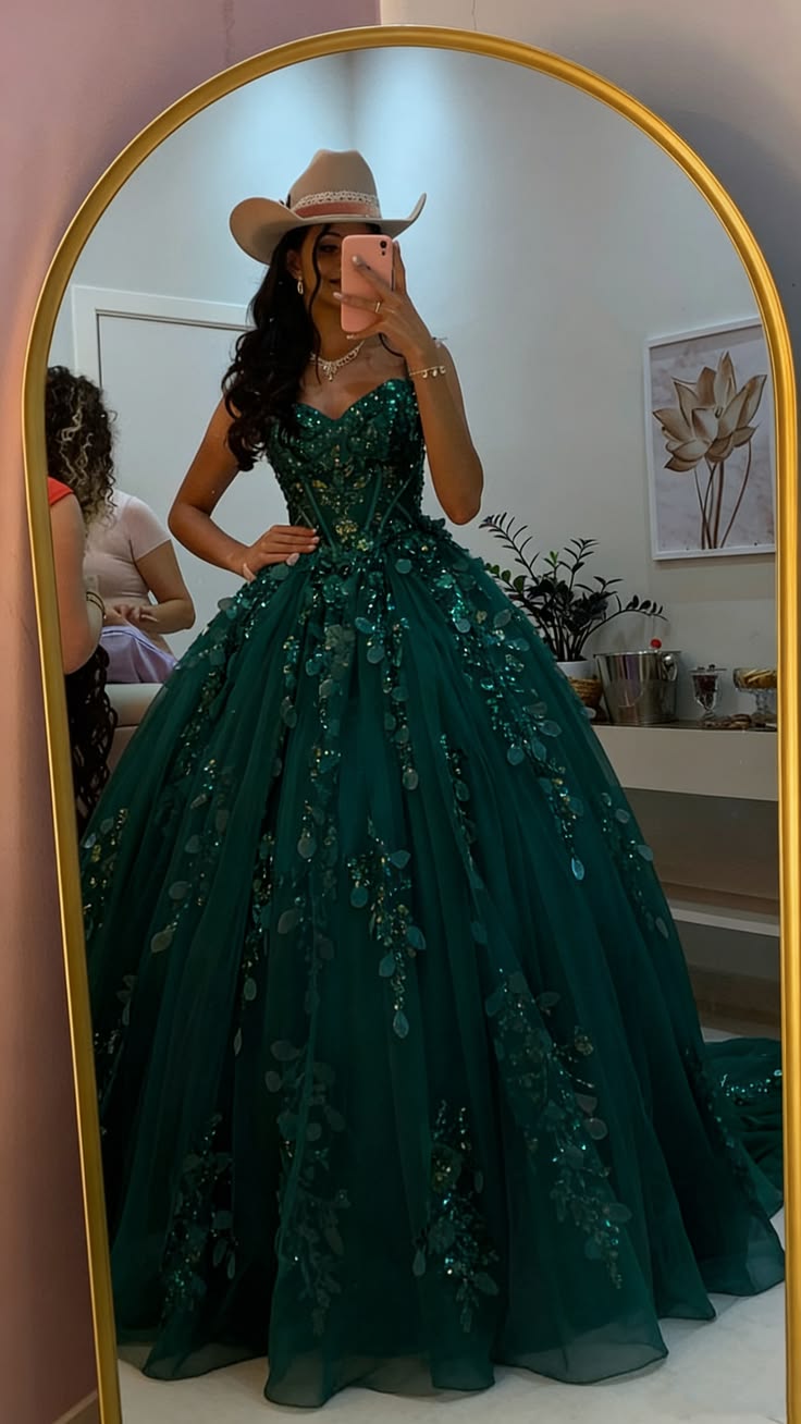 Fascinating Spaghetti Straps Ball Gown Appliques Quinceanera Dresses Tulle Sweet 16 Dresses D0765