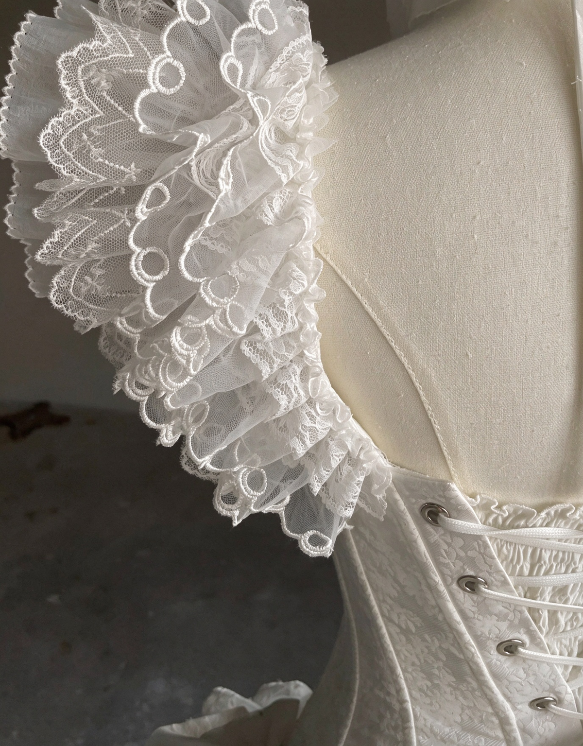 Superbe robe de mariée sirène bustier en satin et tulle, longue et en dentelle, C4563