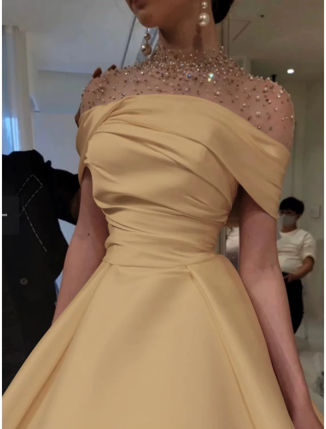 Robe de soirée élégante en forme de A, robe élégante, longueur au sol, manches courtes, col illusion, satin avec perles froncées, robe de bal C3284