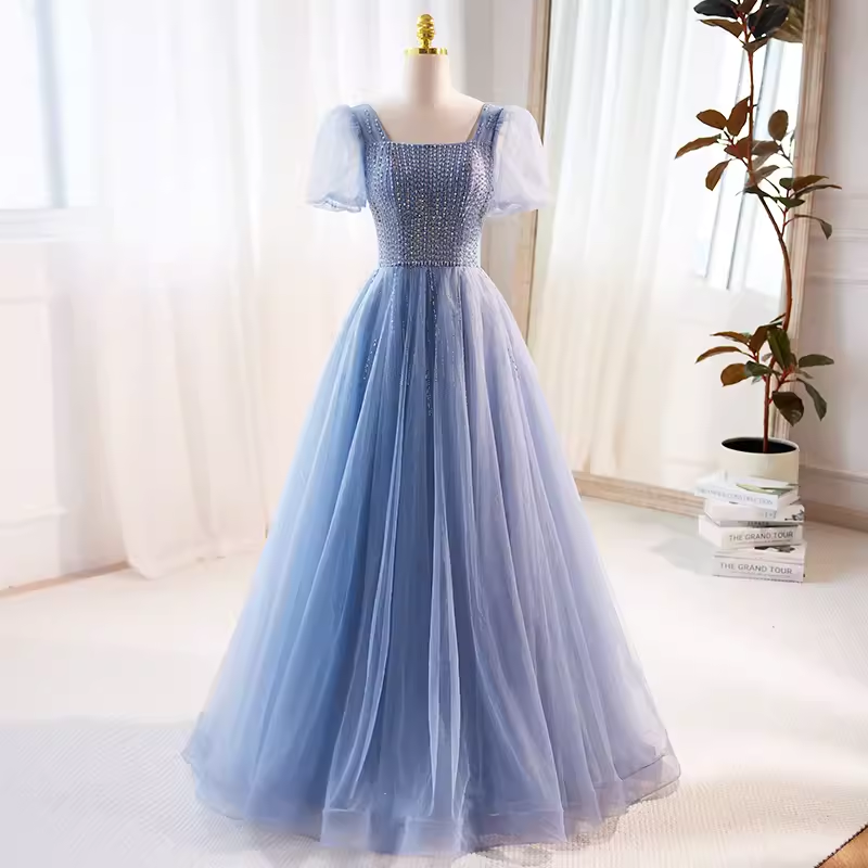 Une ligne manches courtes longue robe de bal bleue en tulle B126