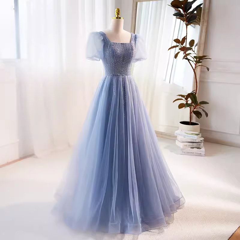 Une ligne manches courtes longue robe de bal bleue en tulle B126