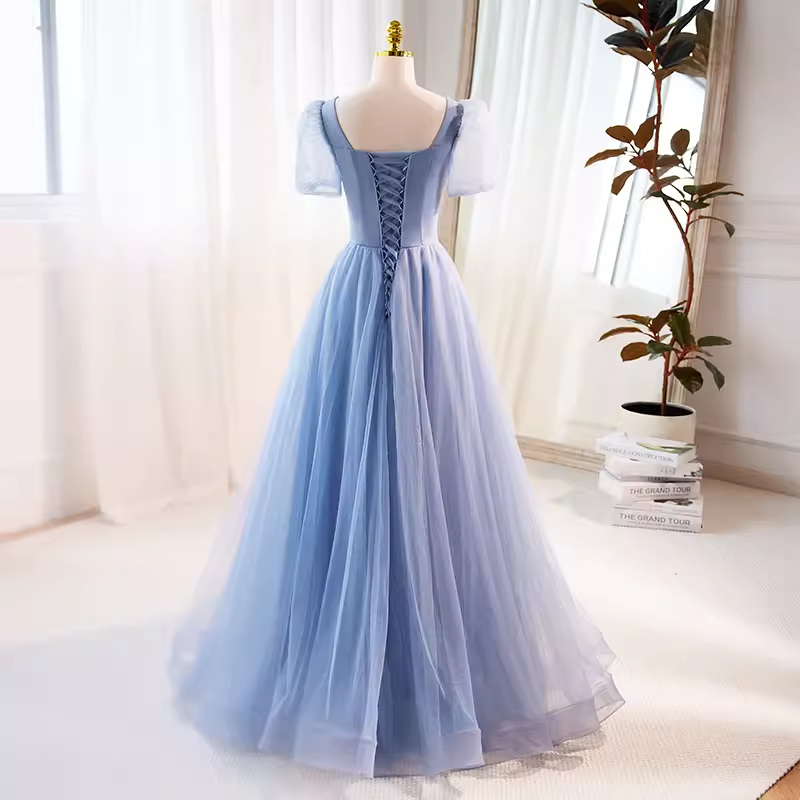 Une ligne manches courtes longue robe de bal bleue en tulle B126