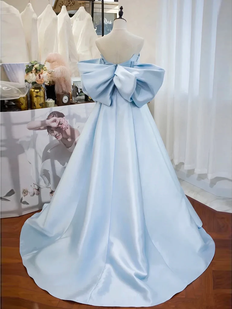 Robe de bal longue simple en satin bleu ciel clair B207