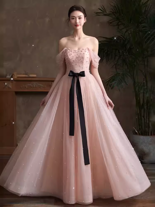 Belle robe de bal longue en tulle rose avec manches cape et ligne A B654