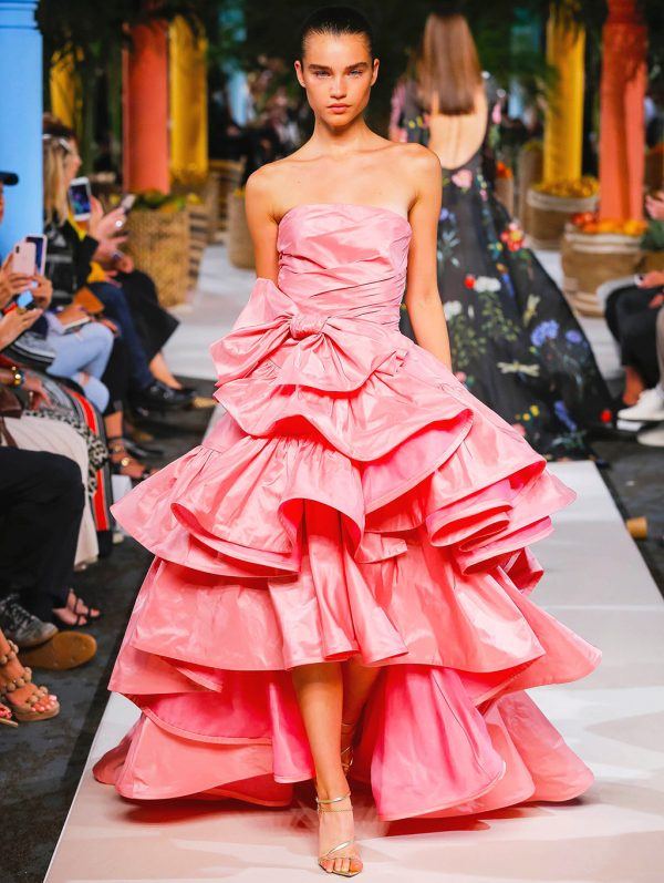 Robe de soirée longue rose sans bretelles avec volants C2469
