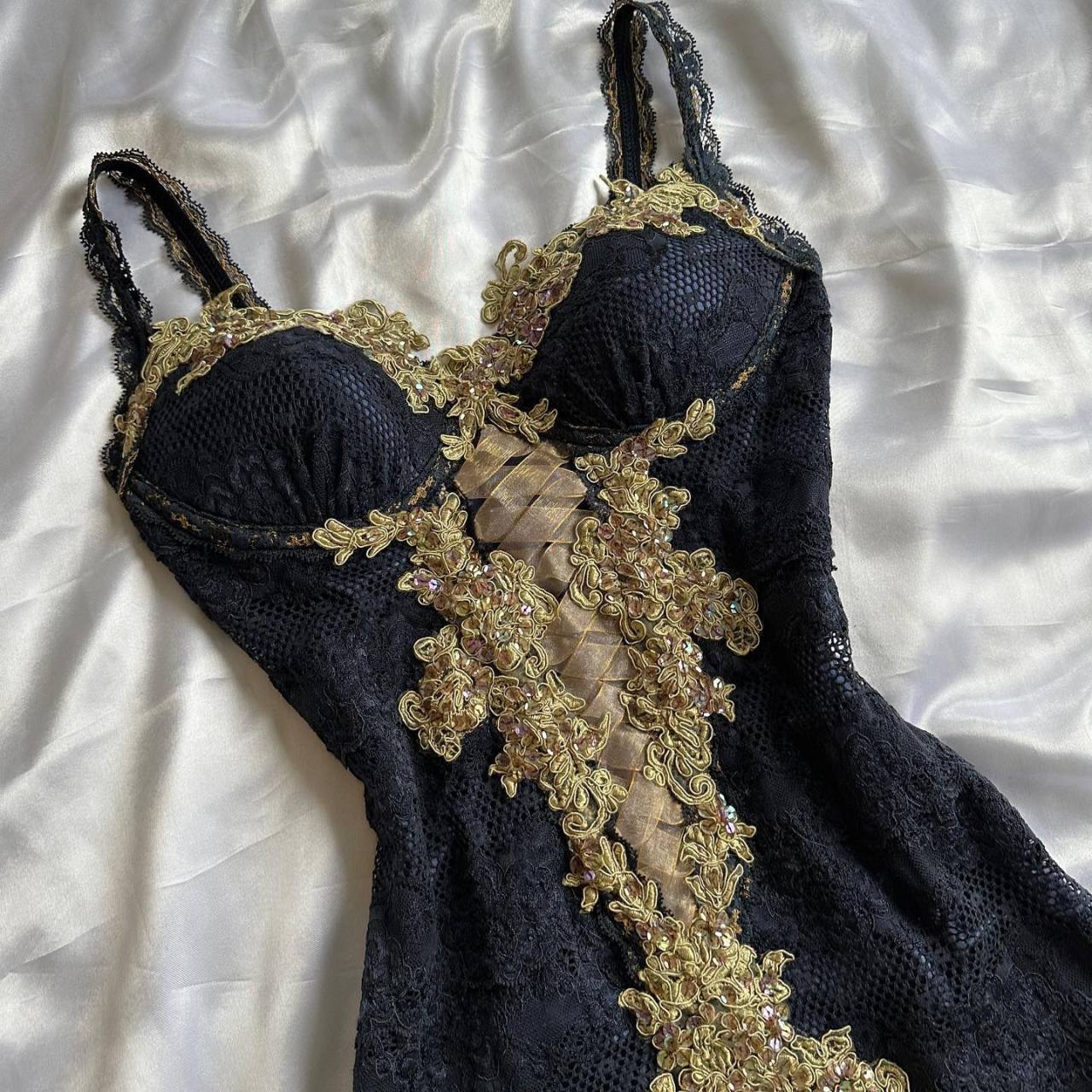Robe de soirée élégante en mousseline de soie noire à bretelles hautes et basses et à volants C2783