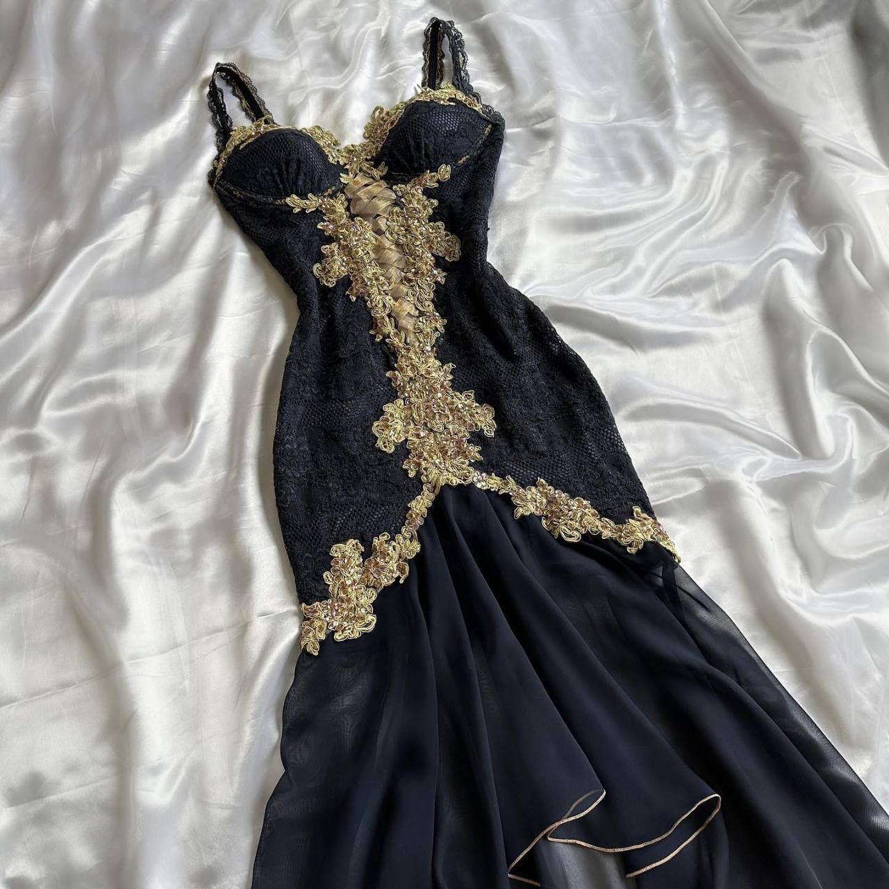 Robe de soirée élégante en mousseline de soie noire à bretelles hautes et basses et à volants C2783